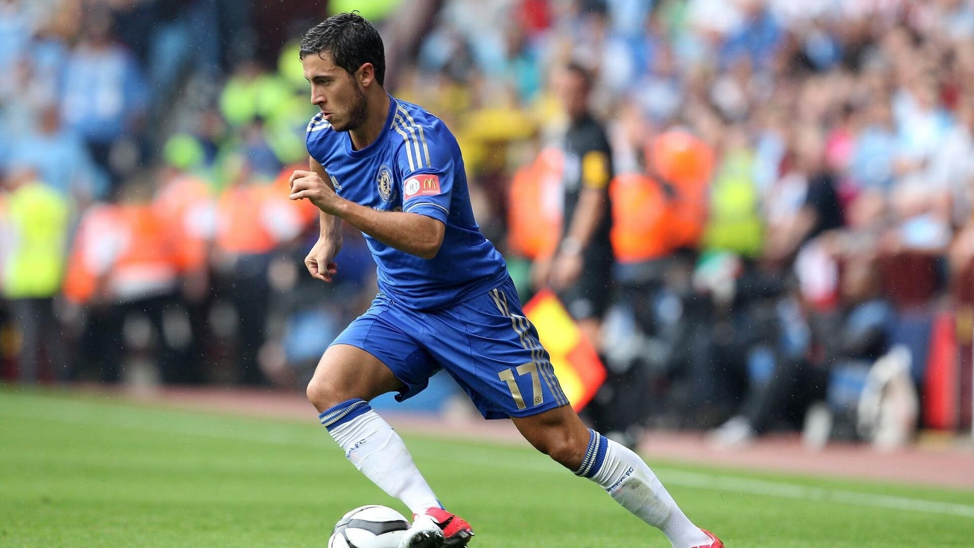 莱万多夫斯基回归赛场，惊险取胜首场状态亮眼，SKT观众沸腾！